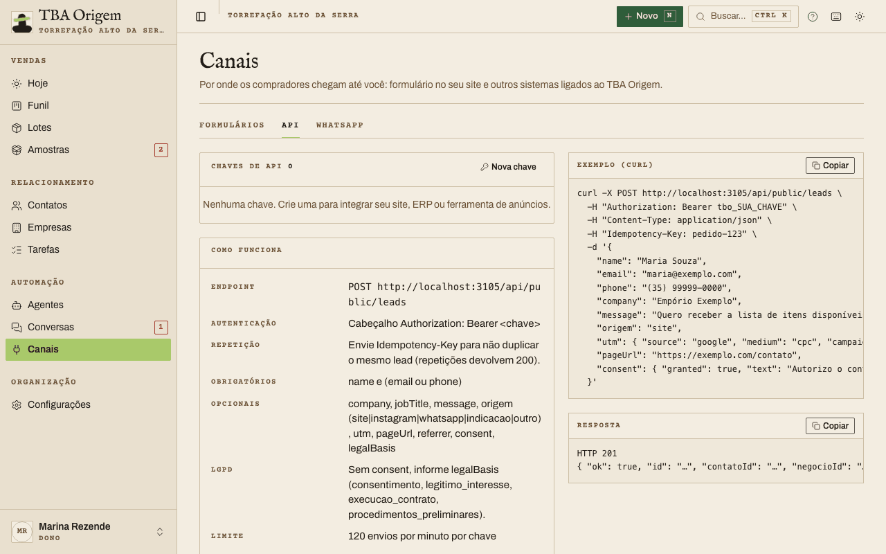 Tela Canais › API com a lista de chaves de API, o quadro Como funciona com o endereço e os campos aceitos, e o exemplo em curl com a resposta ao lado