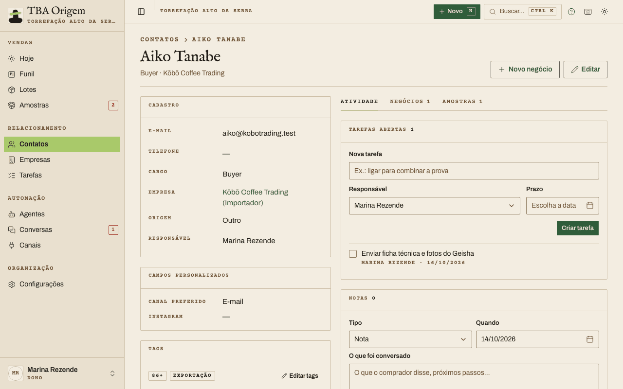 Ficha de um contato com os botões WhatsApp, Ligar, Novo negócio e Editar no alto, os dados à esquerda e as abas Atividade, Negócios e Amostras à direita